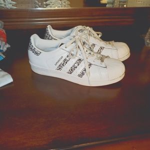 Adidas size 8 Superstar Sneaker